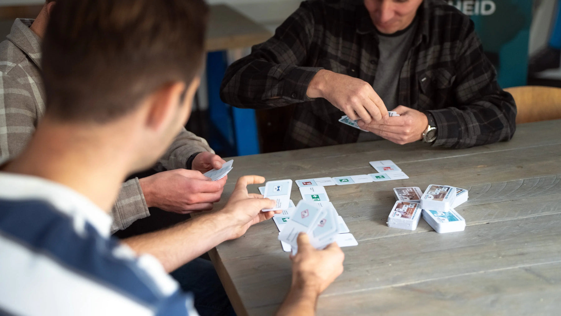 personen spelen EHBO en BHV dominospel van edunorm