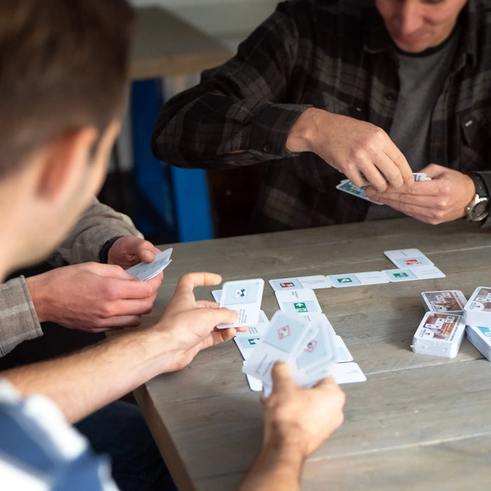 personen spelen EHBO en BHV dominospel van edunorm