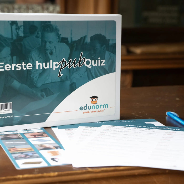 Doos en spelmateriaal van de Edunorm eerste hulp pubquiz, met gelamineerde kaarten en handleiding voor EHBO-trainingen.